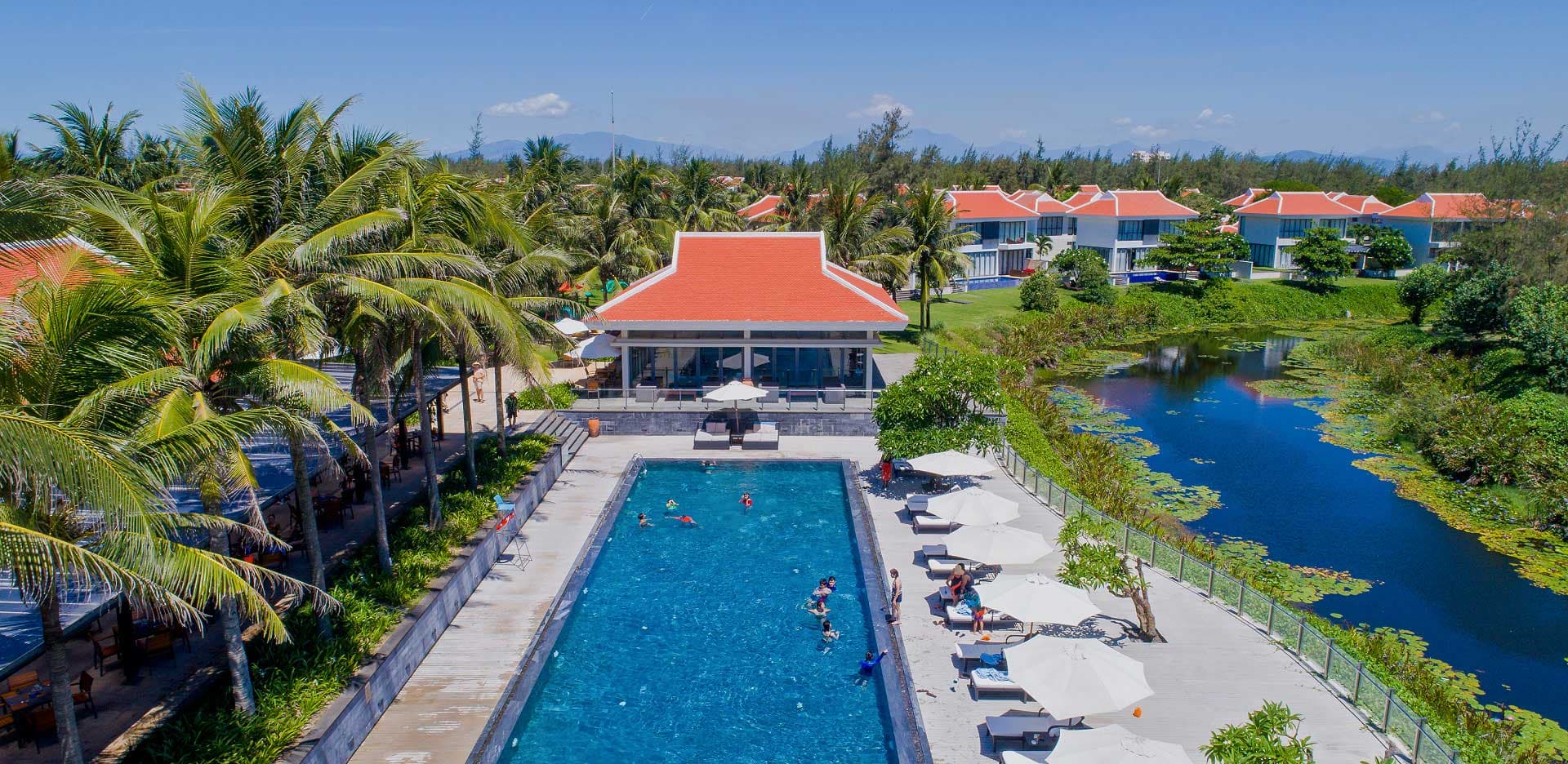 Góc nhìn flycam — Flycam hồ bơi & clubhouse resort Đà Nẵng